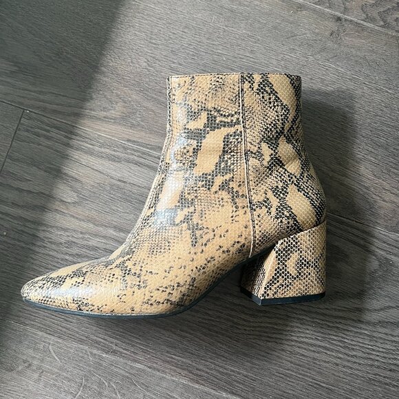 Vagabond Olivia Pointed Mid Heeled Ankle Boots in Natural Snake Leather - Picture 3 of 7